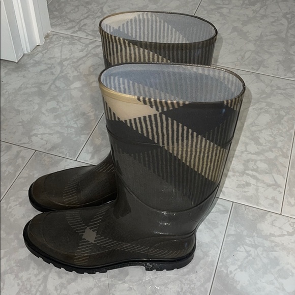Burberry rain boots - Picture 2 of 6